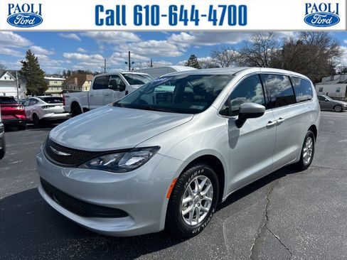 Used 2022 Chrysler Voyager LX image 1