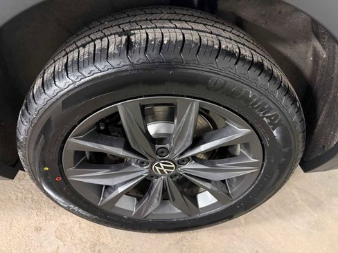 Certified 2022 Volkswagen Tiguan SE image 9