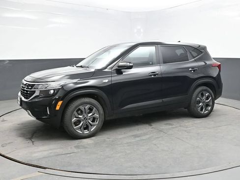 Used 2024 Kia Seltos LX AWD/4WD image 3