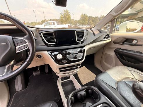 Used 2020 Chrysler Pacifica Touring-L w/ Advanced Safetytec Group image 17
