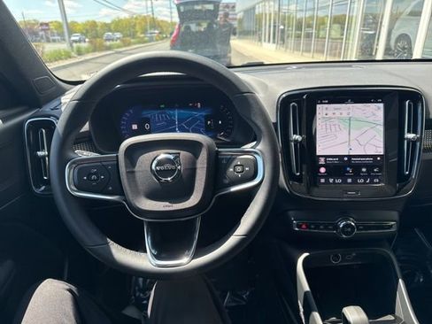 Certified 2025 Volvo XC40 B5 Plus AWD/4WD image 19