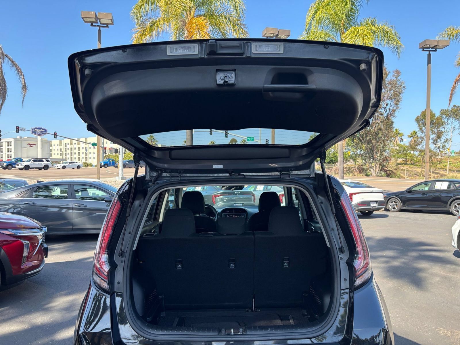 Used 2025 Kia Soul LX w/ LX Technology Package FWD image 28