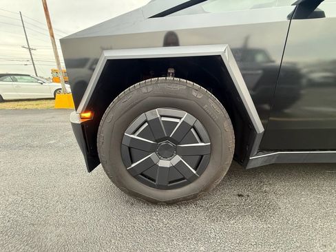 Used 2025 Tesla Cybertruck AWD Crew Cab image 9