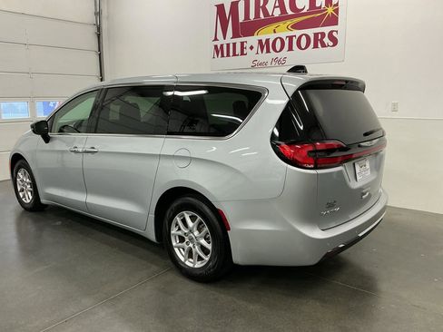 Used 2024 Chrysler Pacifica Touring-L FWD image 4