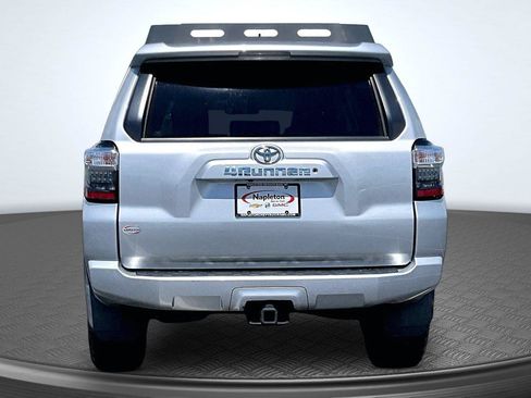 Used 2018 Toyota 4Runner SR5 AWD/4WD image 4