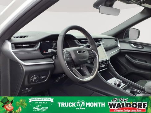 New 2025 Jeep Grand Cherokee LAR image 8