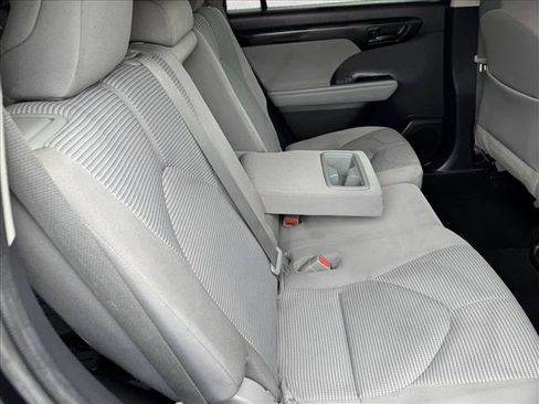 Used 2021 Toyota Highlander LE AWD/4WD image 19