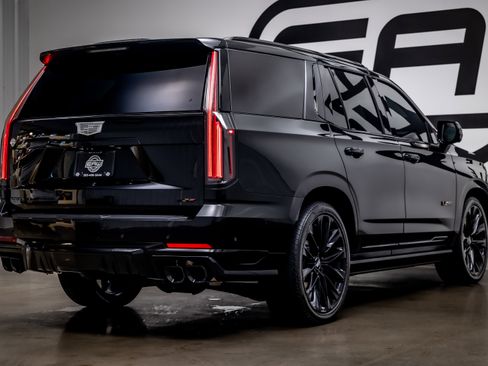 Used 2025 Cadillac Escalade V w/ LPO, ONYX Package image 34