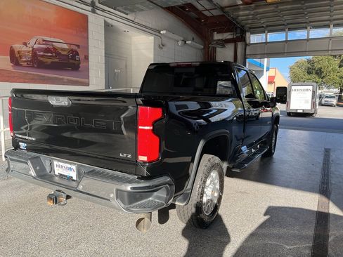 Used 2024 Chevrolet Silverado 2500 LTZ w/ LTZ Convenience Package AWD/4WD image 9