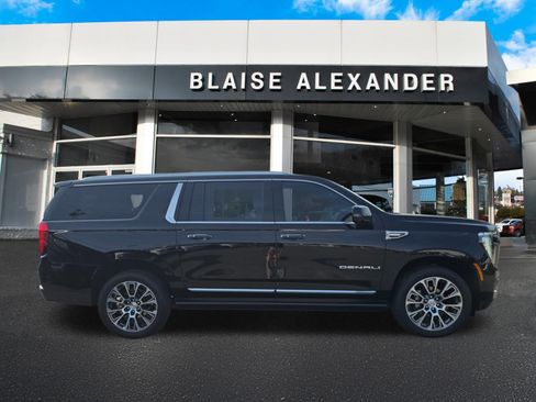 Used 2025 GMC Yukon XL Denali w/ Denali Reserve Package AWD/4WD image 2