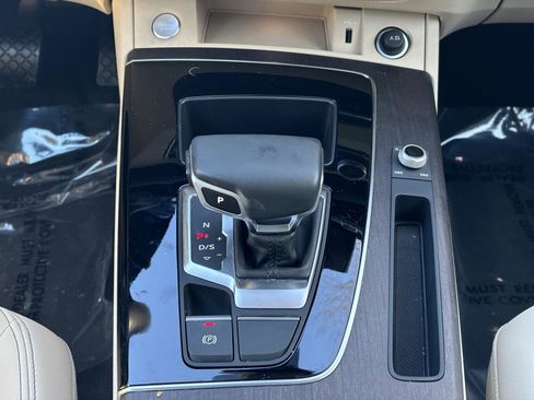 Used 2024 Audi Q5 Premium w/ Convenience Package image 7