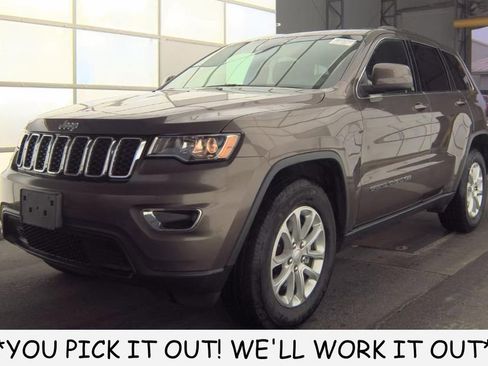 Used 2021 Jeep Grand Cherokee Laredo image 1