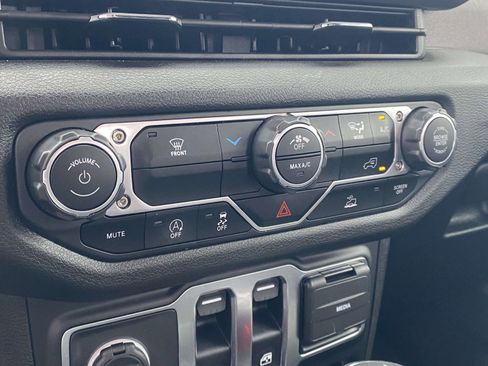 Used 2025 Jeep Wrangler Sport image 17