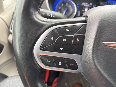 Used 2020 Chrysler Pacifica Touring-L image 23