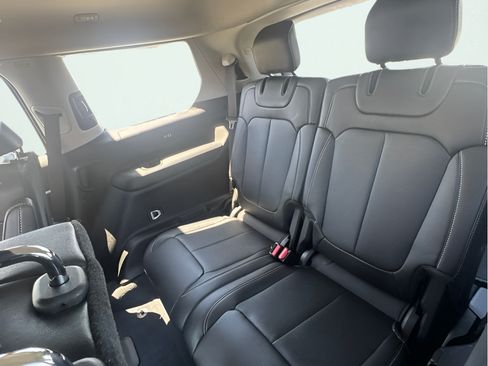 Used 2023 Jeep Grand Cherokee L Limited AWD/4WD image 18