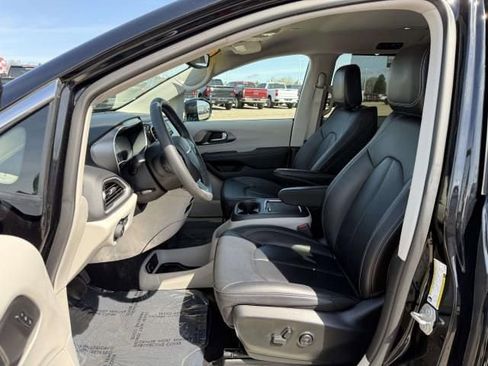 Used 2024 Chrysler Pacifica Touring-L FWD image 11