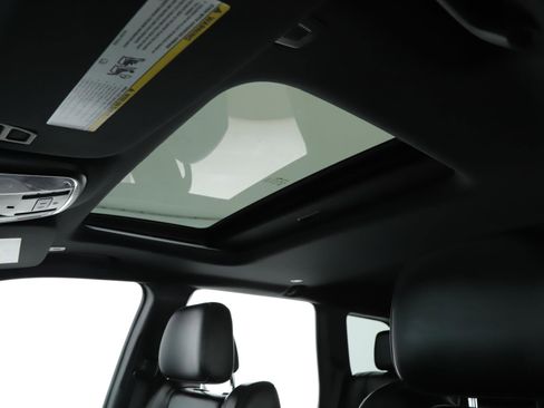 Used 2022 Jeep Grand Cherokee Limited image 15