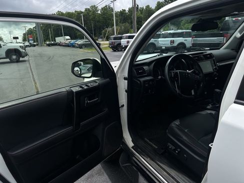 Used 2021 Toyota 4Runner TRD Off-Road Premium w/ Moonroof Package AWD/4WD image 17