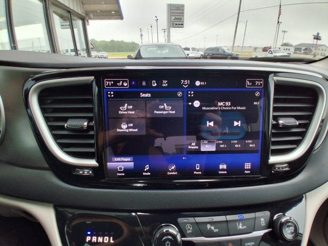 Used 2024 Chrysler Pacifica Touring-L FWD image 6