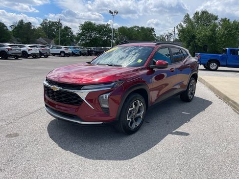 Used 2025 Chevrolet Trax LT w/ LT Convenience Package FWD image 3