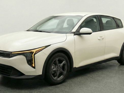 Used 2025 Kia K4 FWD image 2