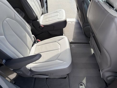 Used 2018 Chrysler Pacifica Touring-L image 11