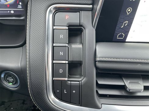 Used 2023 GMC Yukon XL SLT w/ SLT Luxury Package image 16