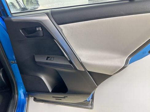 Used 2018 Toyota RAV4 LE AWD/4WD image 37