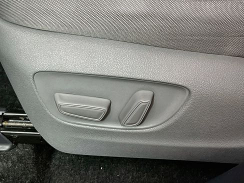 Used 2024 Toyota Highlander LE FWD image 15
