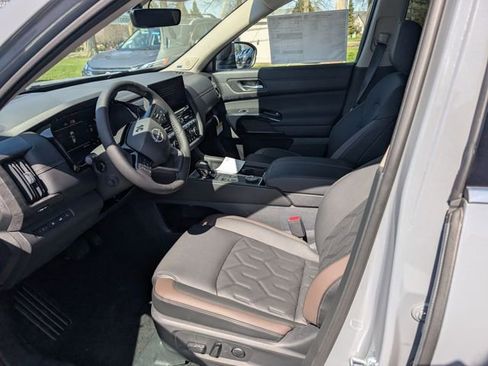 New 2026 Nissan Pathfinder Platinum AWD/4WD image 13
