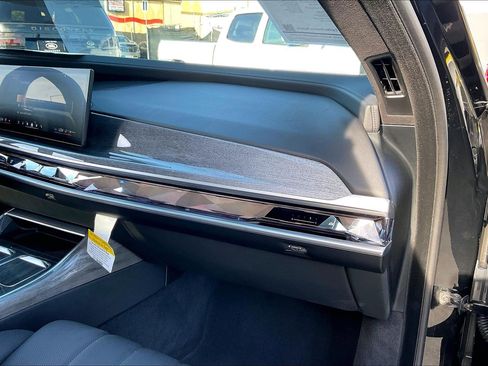 Used 2025 BMW i7 xDrive60 w/ Executive Package image 18