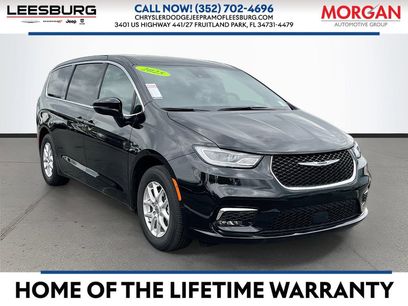 Used 2025 Chrysler Pacifica Select