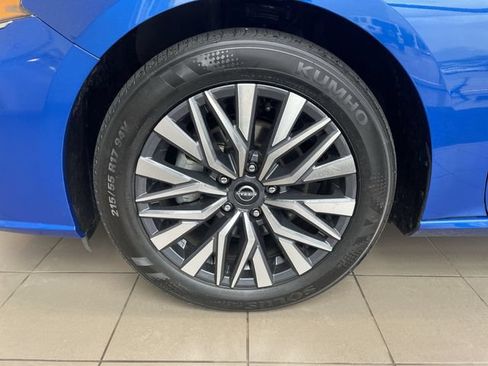 Used 2025 Nissan Altima 2.5 SV FWD image 13