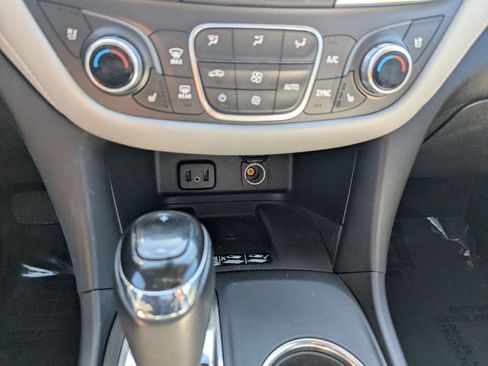 Used 2018 Chevrolet Equinox Premier image 16