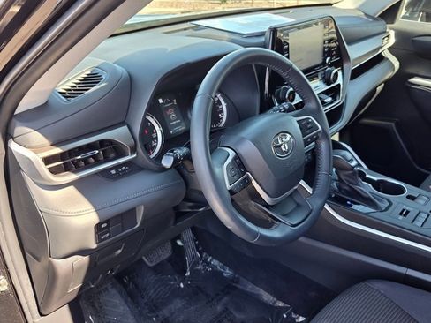Used 2022 Toyota Highlander LE image 10
