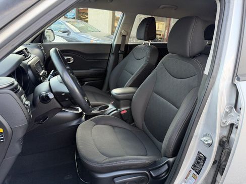 Used 2017 Kia Soul w/ Convenience Package FWD image 12