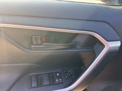 Used 2021 Toyota RAV4 LE image 12