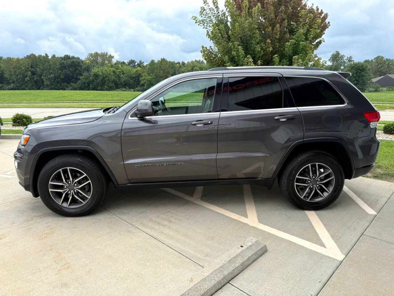 Used 2019 Jeep Grand Cherokee Laredo w/ Laredo X Package AWD/4WD image 5