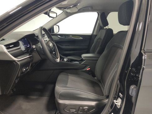Used 2023 Jeep Grand Cherokee Laredo AWD/4WD image 17