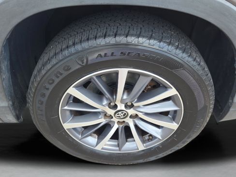 Used 2018 Toyota Highlander XLE image 32