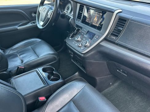 Used 2016 Toyota Sienna SE image 18
