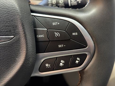 Used 2023 Chrysler Pacifica Touring-L image 27