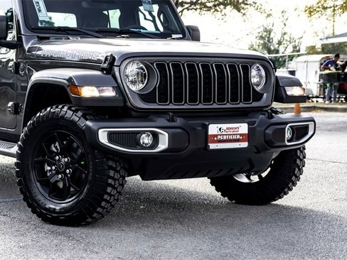 Used 2025 Jeep Gladiator Sport image 3
