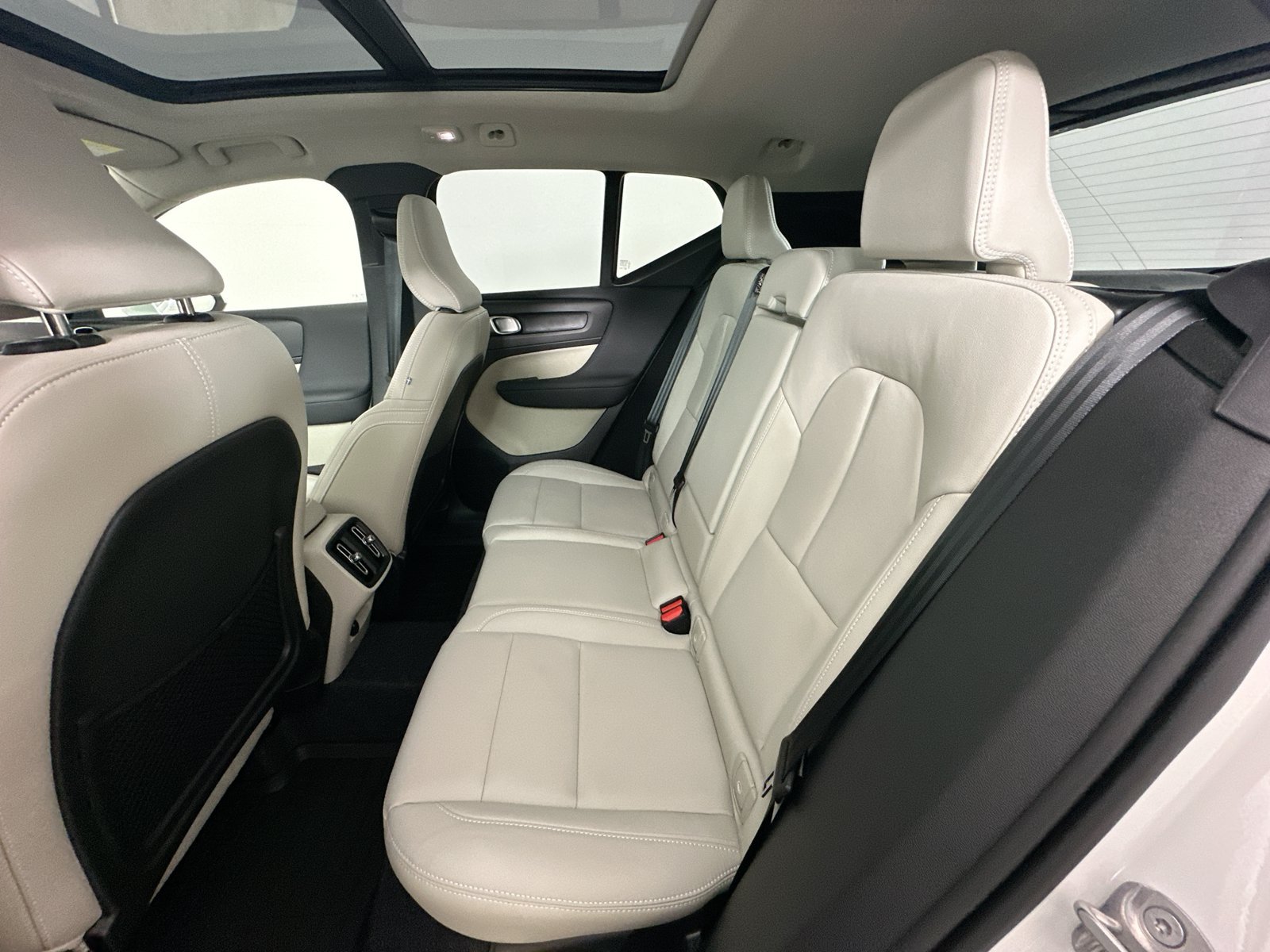 Certified 2025 Volvo XC40 B5 Ultra w/ Protection Package AWD/4WD image 36