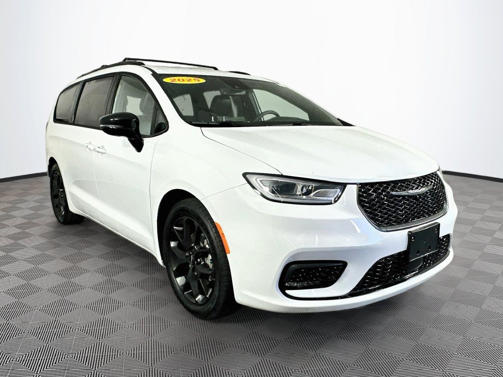 Certified 2025 Chrysler Pacifica Limited FWD image 2