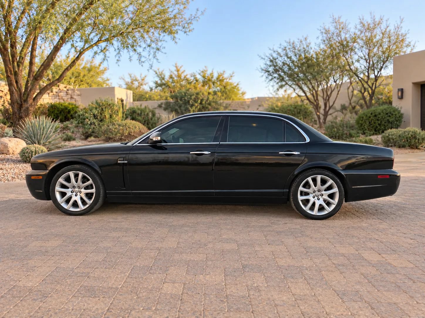 Used 2009 Jaguar XJ8 RWD image 2