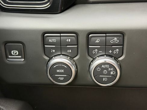 Used 2024 GMC Sierra 2500 AT4 w/ AT4 Preferred Package image 18