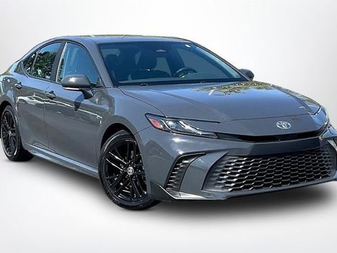 Used 2025 Toyota Camry SE image 1