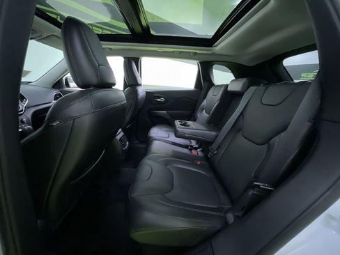 Used 2019 Jeep Cherokee Overland w/ Technology Group image 28