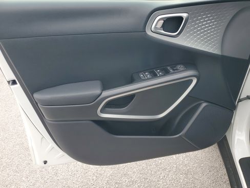Used 2025 Kia Soul LX image 13